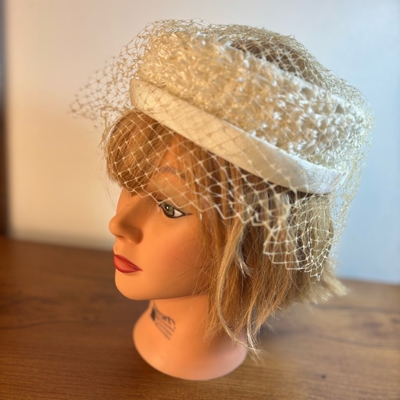 Vintage Accessories - Vintage 1940s 1950s Pillbox Veiled Fascinator Woman’s Hat Crown Netting